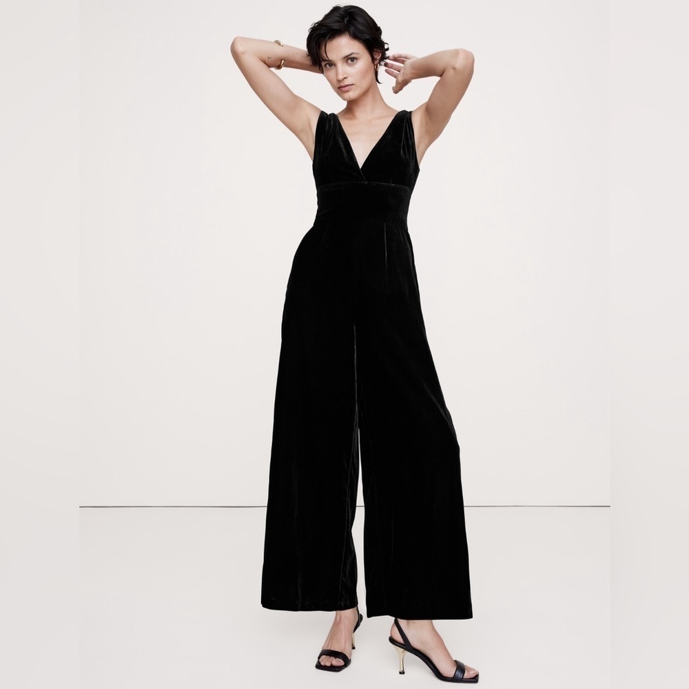 NWT! Banana Republic Black Velvet Jumpsuit - 8 Petite 710869 🌅3️⃣